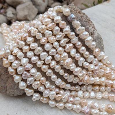 1 STRING PACK' BEAD COUNT' 60-62 PIECES' REAL FRESHWATER PEARL SIZE APPROX' 7-10 MM