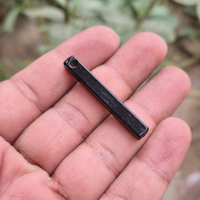 1 PIECE PACK' SIZE APPROX 40x4 MM' BLACK SQUARE BAR PENDANT